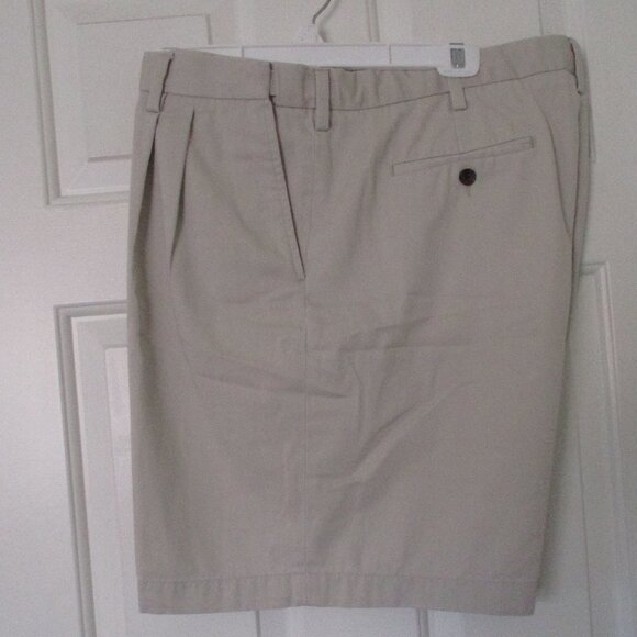 Eddie Bauer Mens Pleated Front Cotton Expandable Waist Short Pant NWOT - 40W - Picture 2 of 3